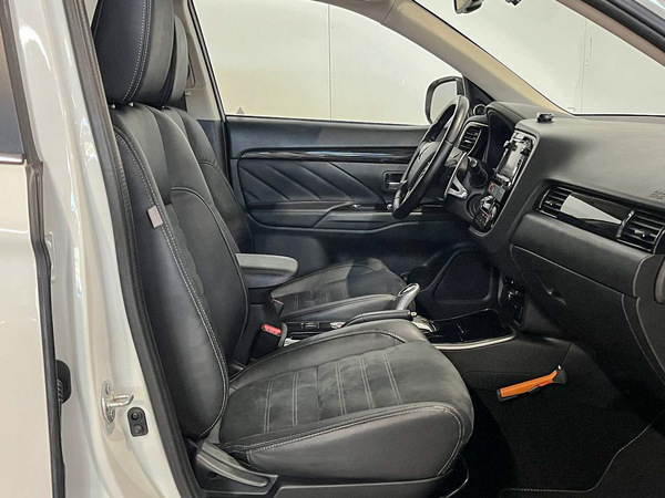 Mitsubishi Outlander, 2015, 2.0 hibrīds, automāts