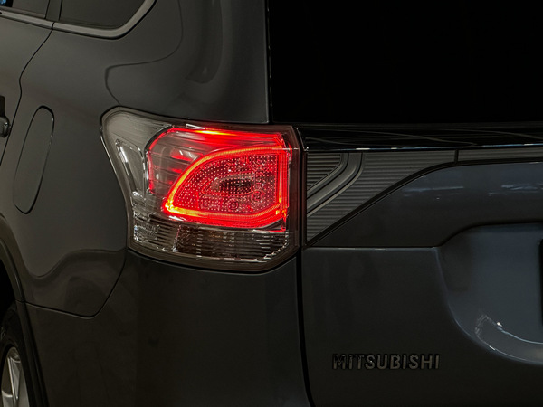 Mitsubishi Outlander, 2015, 2.0 hibrīds, automāts
